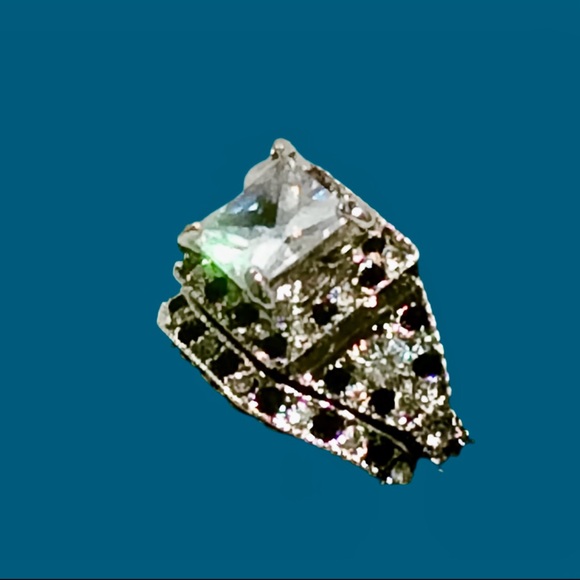 Ladies Wedding Ring Set! - Picture 2 of 9